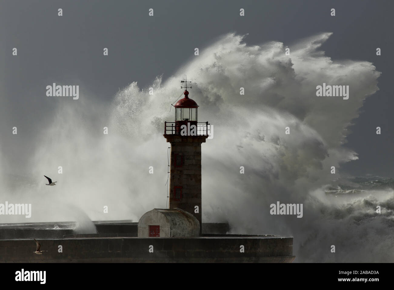 Big brechenden Wellen des Meeres über den Fluss Douro Mund alte Pier und Leuchtturm Stockfoto