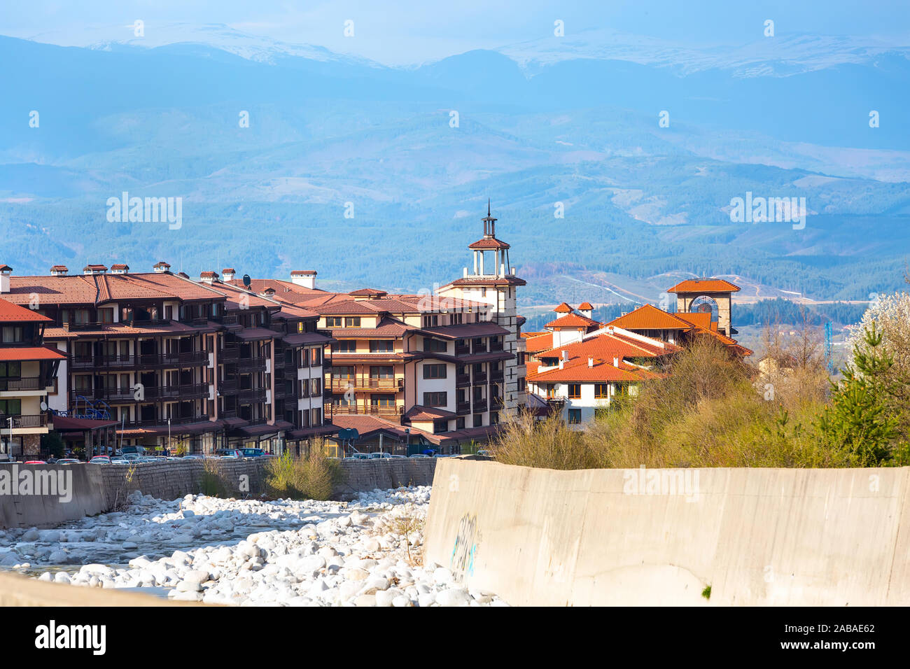 Bansko, Bulgarien Frühjahr mit Blick auf Bäume, Berge Landschaft und Haus Turm Stockfoto