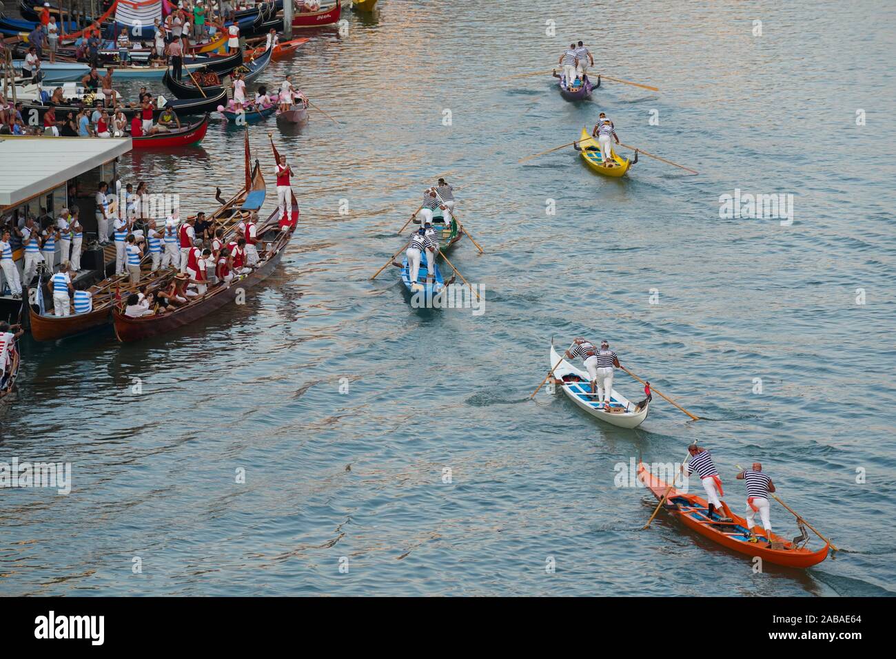 Die Gondolini regatta während der Regata Storica am Grand Canal in Venedig, Italien, Europa. Stockfoto
