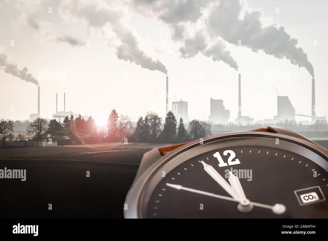 Ansehen Zeige 5 bis 12 mit industriellen Schornsteine im Hintergrund Stockfoto