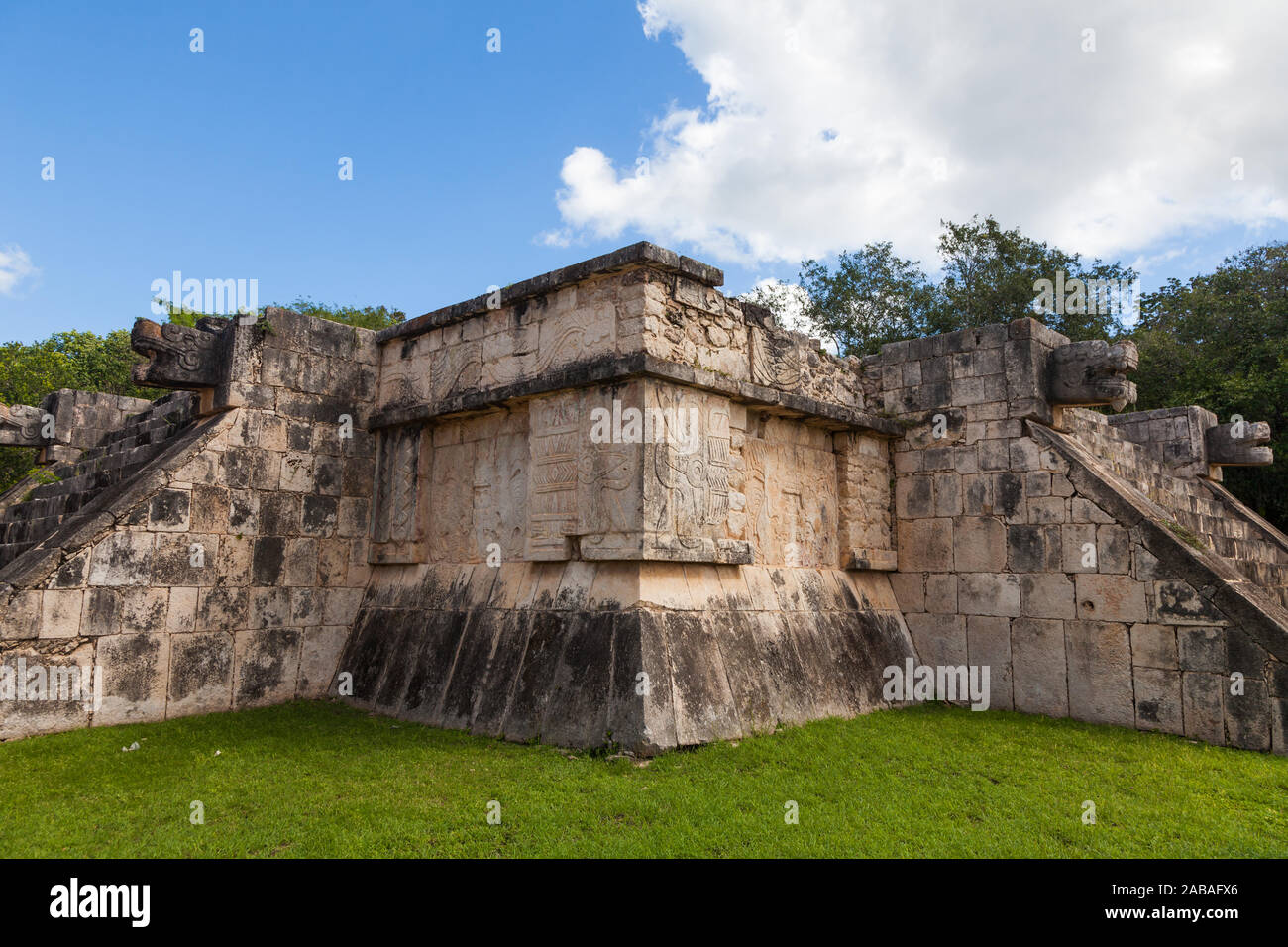 Teilweise mit Blick auf den Tempel des Jaguar in der Maya Chichen Itza Aufstellungsort auf der Halbinsel Yucatan in Mexiko Stockfoto