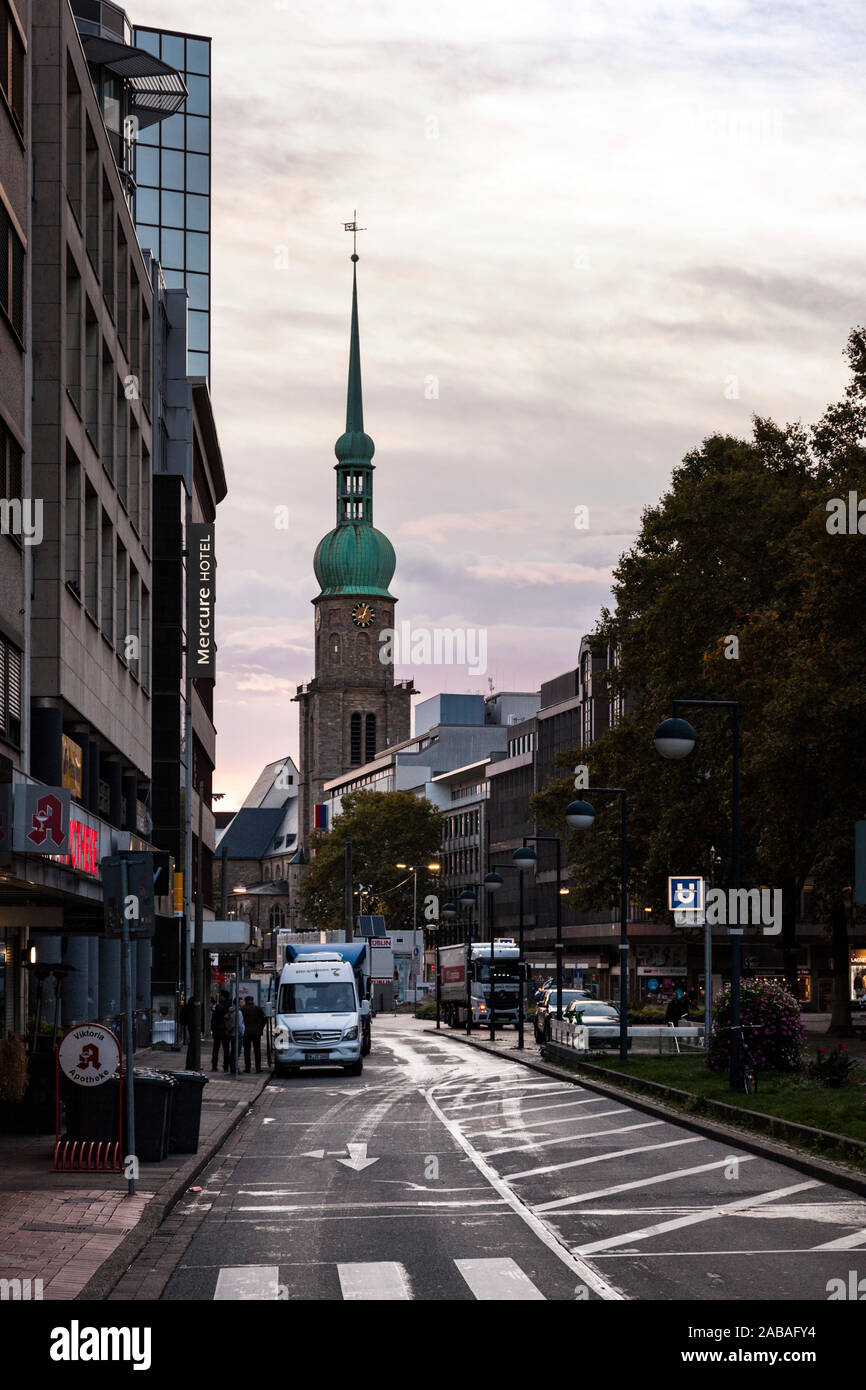 Dortmund City Centre am Morgen mit der reinoldikirche im Hintergrund Stockfoto