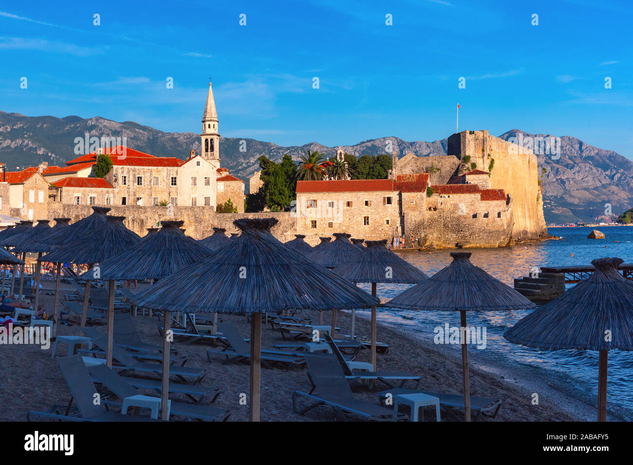 Altstadt und Strand in der montenegrinischen Stadt Budva auf der Adria, Montenegro Stockfoto
