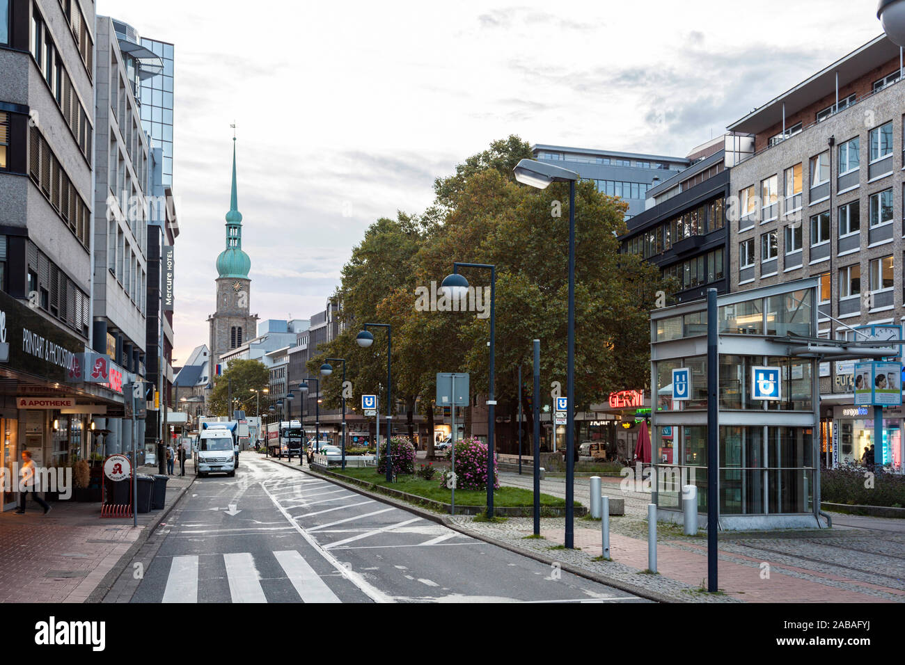 Dortmund City Centre am Morgen mit der reinoldikirche im Hintergrund Stockfoto