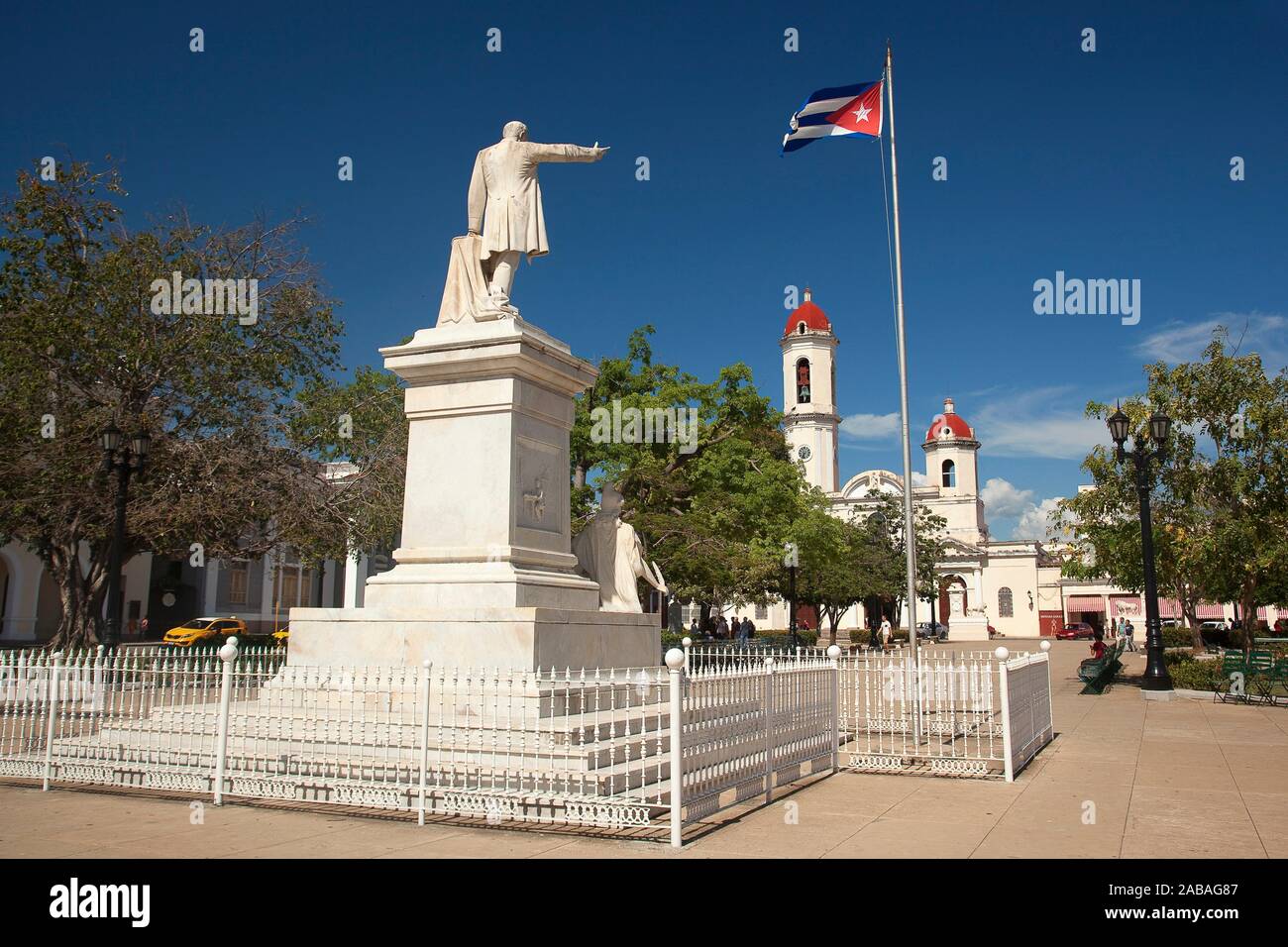 Blick auf die Statue des Libertador und Dichters Jose Marti und zu der Kathedrale von Jose Marti Park, Cienfuegos, Kuba, Karibik, Mittelamerika Stockfoto