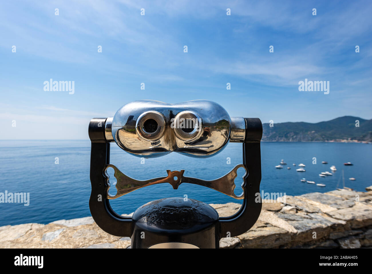 Münzautomaten elektronik Ferngläser für Touristen auf einer unscharfen Seascape mit Booten. Vernazza, Cinque Terre Nationalpark in Ligurien, Italien Stockfoto