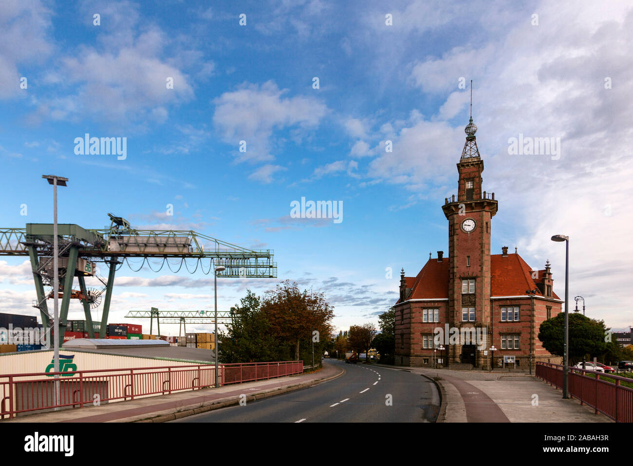 Das alte Hafenamt Dortmund am Containerterminal im Hafen Stockfoto