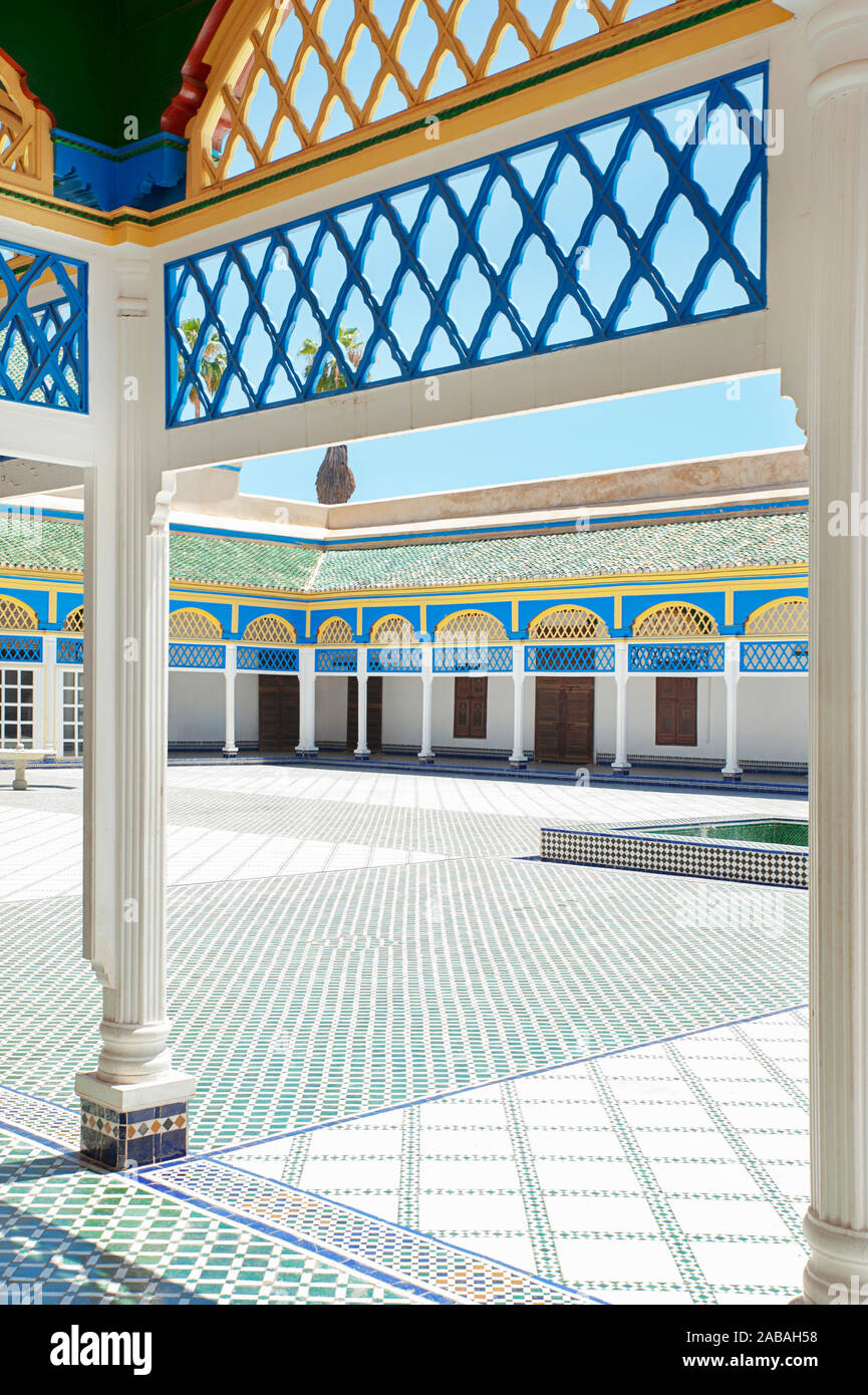 Grand Hinterhof der Bahia Palast aus weißem Carrara-Marmor ausgestattet, durch die Zimmer, Terrassen und Gärten, in einem prächtigen islamischen Stil umgeben Stockfoto