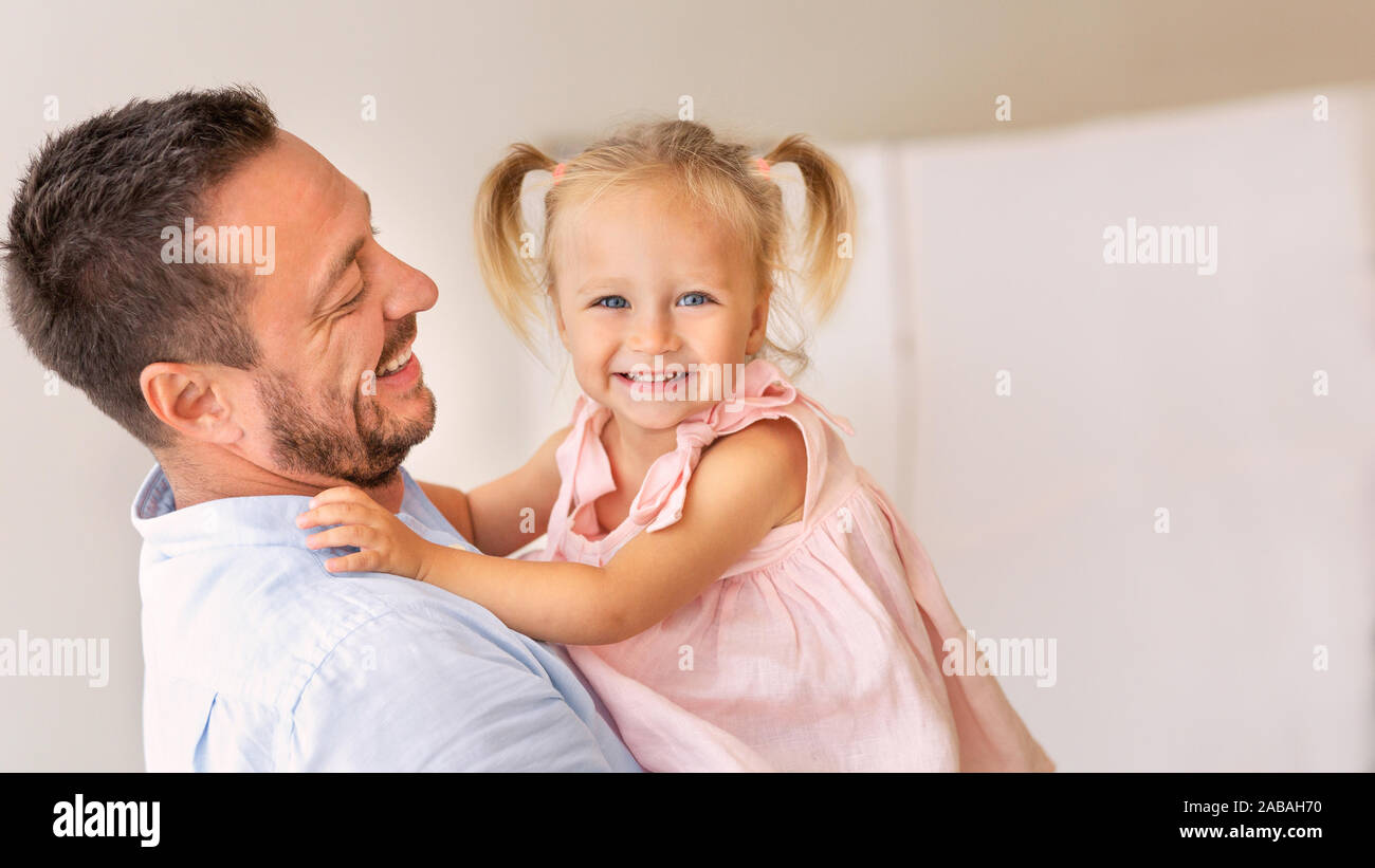 Liebevoller Vater mit Tochter an der Kamera auf der Suche Stockfoto