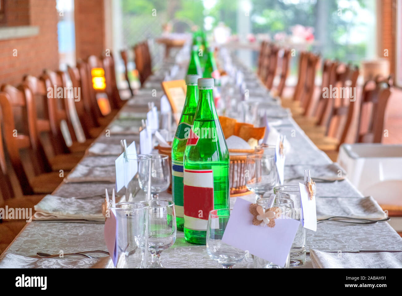 Restaurant Einladung vorbereitete Tabelle lange mit Glas Wasser flaschen Cover Charge Stockfoto