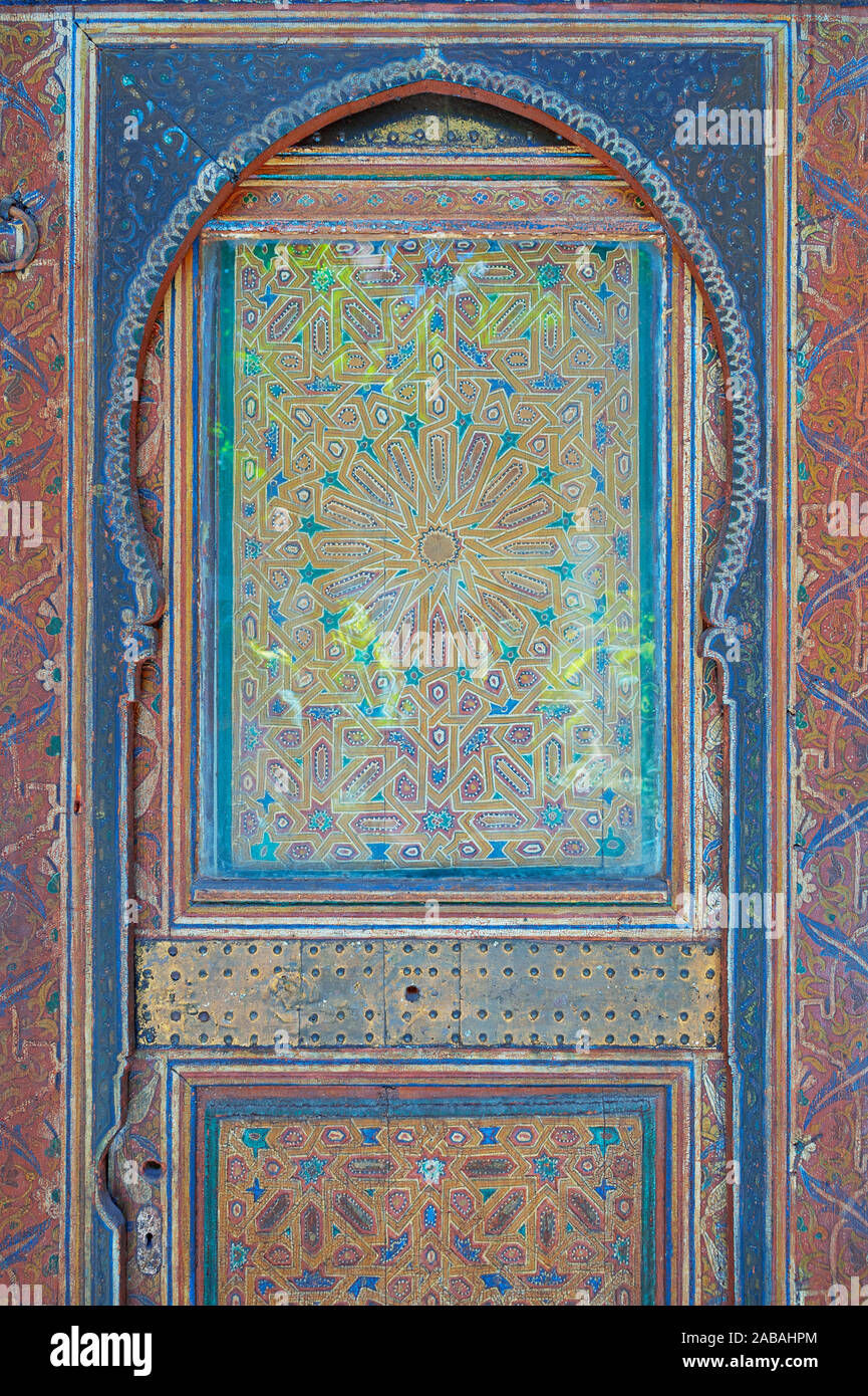 Schöne Tür in Zouak Technik gemalt, mit traditionellen marokkanischen islamische Elemente, geometrischen und floralen Motiven in Popping hellen Farben Stockfoto