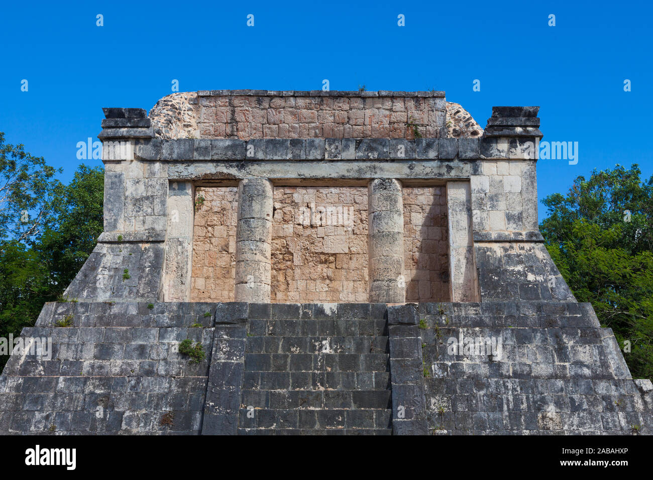 Tempel des bärtigen Mann mit Blick auf das Pelota Ball Court von Chichen Itza in Mexiko Stockfoto