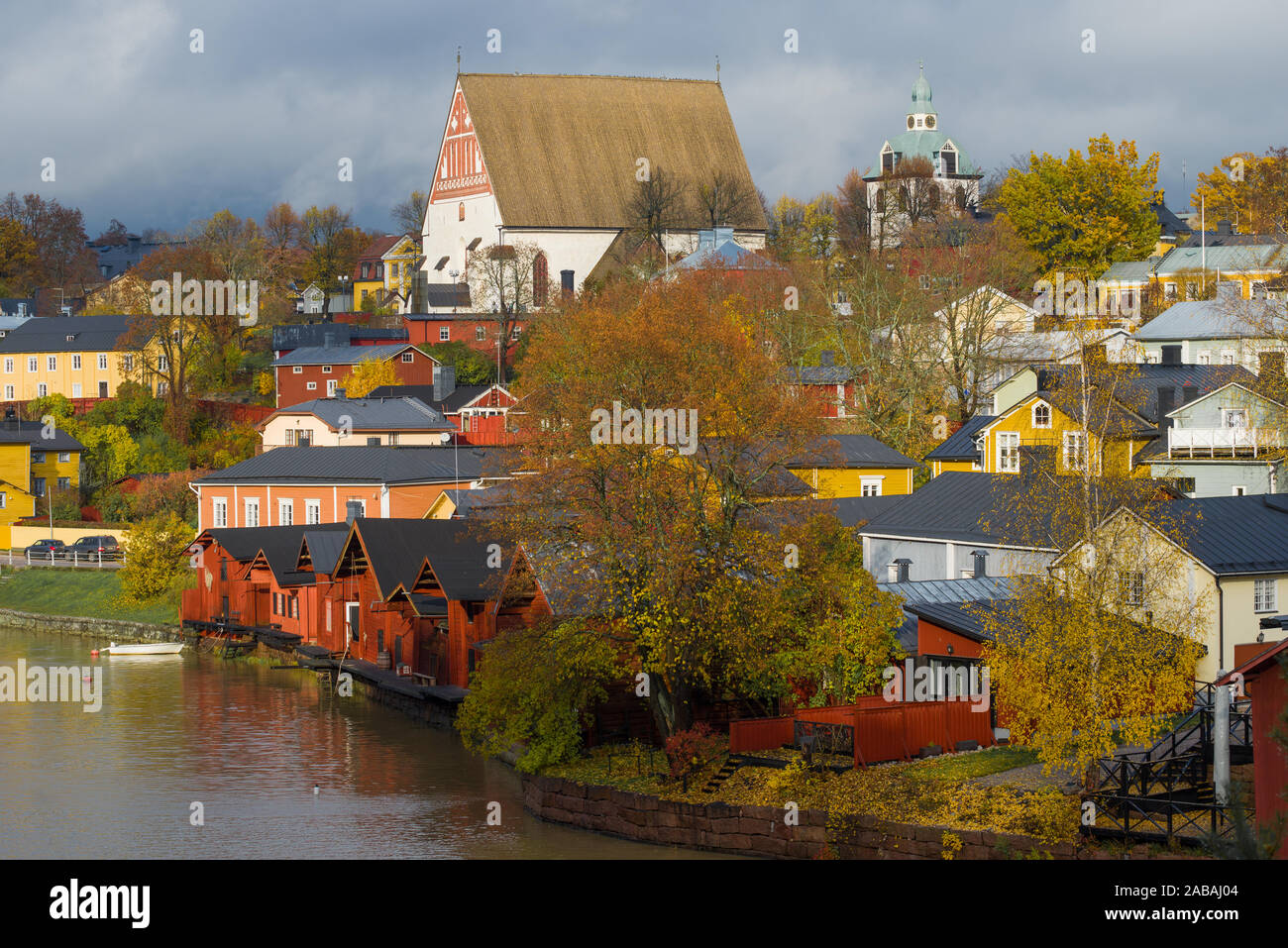 Mittelalterliche lutherischen Kathedrale im Stadtbild der Altstadt von Porvoo an einem sonnigen Oktobertag. Finnland Stockfoto