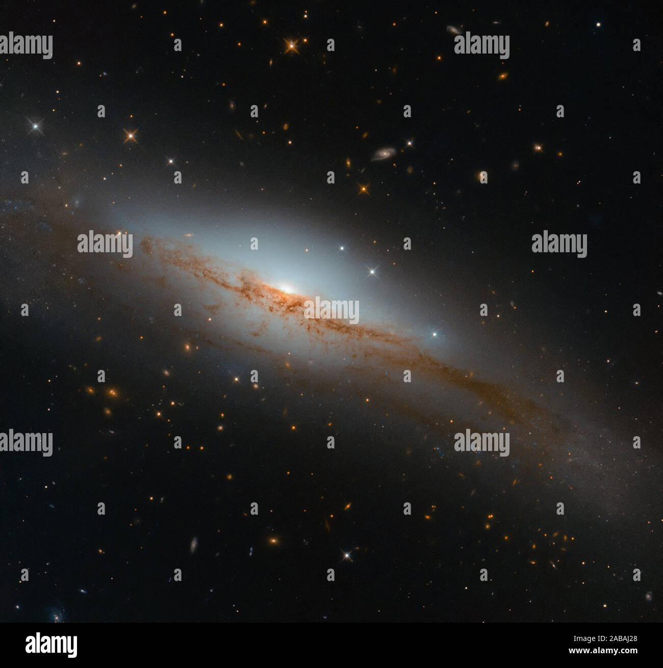 Für dieses Bild, mit dem Hubble-Weltraumteleskop der NASA/ESA drehte seine mächtige Auge in Richtung einer Emission-Galaxie NGC 3749 genannt. Wenn Astronomen den Inhalt und Bestandteile einer Galaxie entdecken irgendwo im Universum, verwenden Sie verschiedene Techniken und Werkzeuge. Durch die Jagd für bestimmte Anzeichen von Emissionen aus verschiedenen Elementen im Spektrum des Lichts einer Galaxie - so genannte Emissionslinien - oder, umgekehrt, die Zeichen der Absorption von anderen Elementen, sogenannte Absorptionslinien, können Astronomen start abzuleiten, was passiert sein könnte. Während nicht alle Galaxien starke Emission zeilen Display, NG Stockfoto