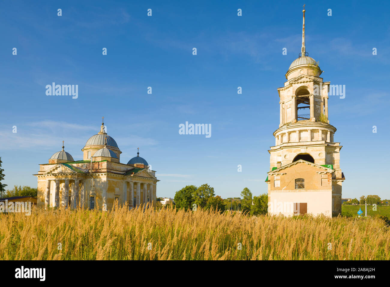 Kathedrale der große Märtyrer Boris und Gleb und Spassky Glockenturm der Kirche an einen warmen August Abend. Staritsa, Twer Region. Russland Stockfoto
