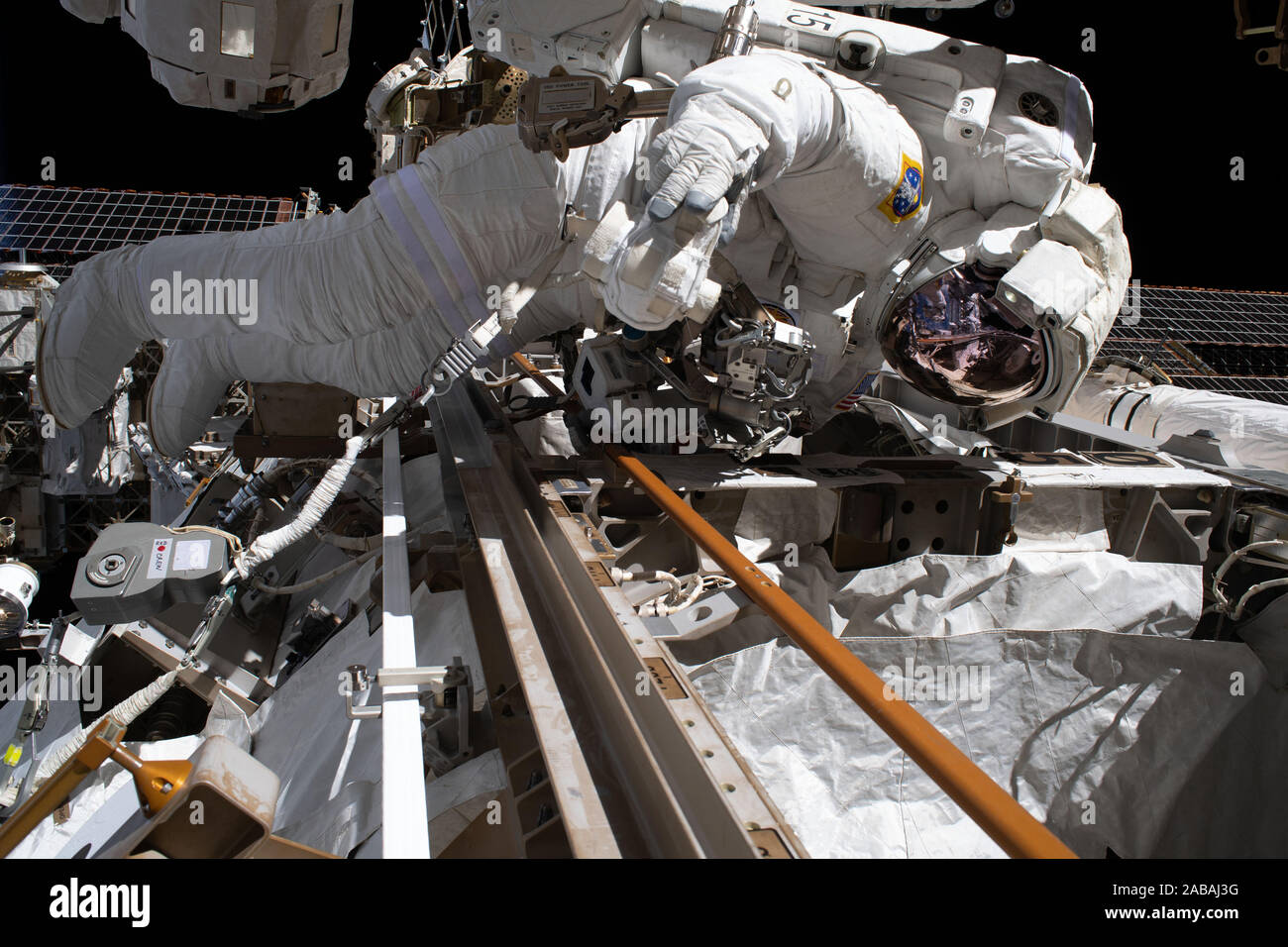 NASA-Astronaut Andrew Morgan abgebildet ist am 22. November 2019, während in die Steuerbordseite-3 Truss Segment Baustelle während des zweiten Außenbordeinsatzes kosmische Partikel Detektor der Internationalen Raumstation zu reparieren, das Alpha-Magnet-Spektrometer. Während der 6,5 Stunden spacewalk, Morgan und Station Commander Luca Parmitano der Europäischen Weltraumorganisation, erfolgreich Schnitt acht Rohre aus rostfreiem Stahl, darunter eines, dass das verbleibende Kohlendioxid aus der alten Pumpe entlüftet. Die Besatzung bereitete auch ein Netzkabel und installierte eine mechanische Befestigung Gerät vor der Installation Stockfoto NASA-Astronaut Andrew Morgan abgebildet ist am 22. November 2019, während in die Steuerbordseite-3 Truss Segment Baustelle während des zweiten Außenbordeinsatzes kosmische Partikel Detektor der Internationalen Raumstation zu reparieren, das Alpha-Magnet-Spektrometer. Während der 6,5 Stunden spacewalk, Morgan und Station Commander Luca Parmitano der Europäischen Weltraumorganisation, erfolgreich Schnitt acht Rohre aus rostfreiem Stahl, darunter eines, dass das verbleibende Kohlendioxid aus der alten Pumpe entlüftet. Die Besatzung bereitete auch ein Netzkabel und installierte eine mechanische Befestigung Gerät vor der Installation Stockfoto