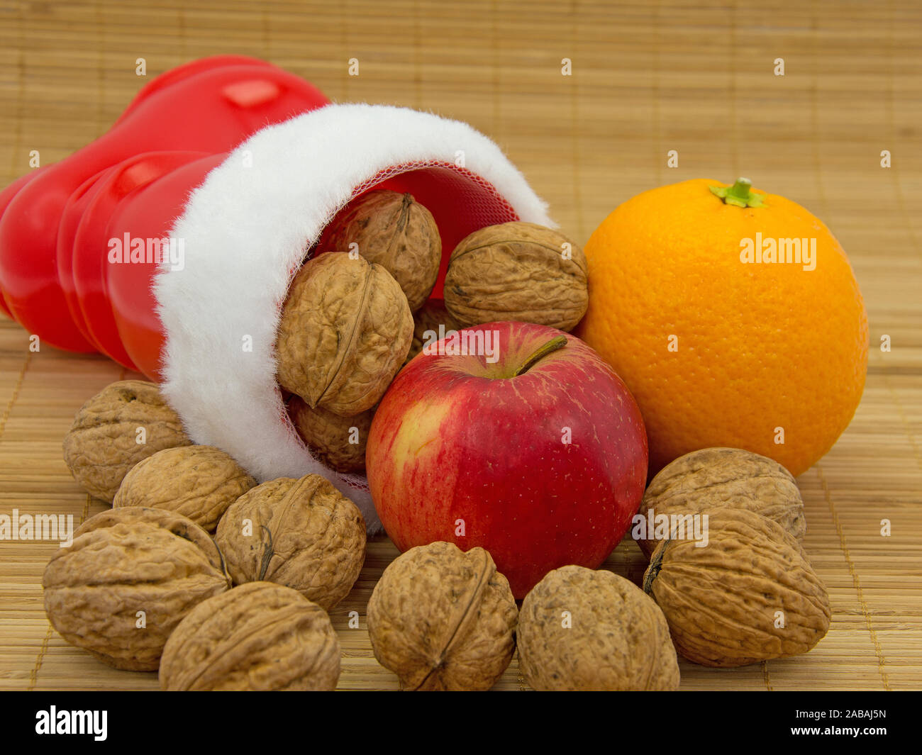 Nikolaus Stiefel mit Nüssen und Früchten Stockfoto