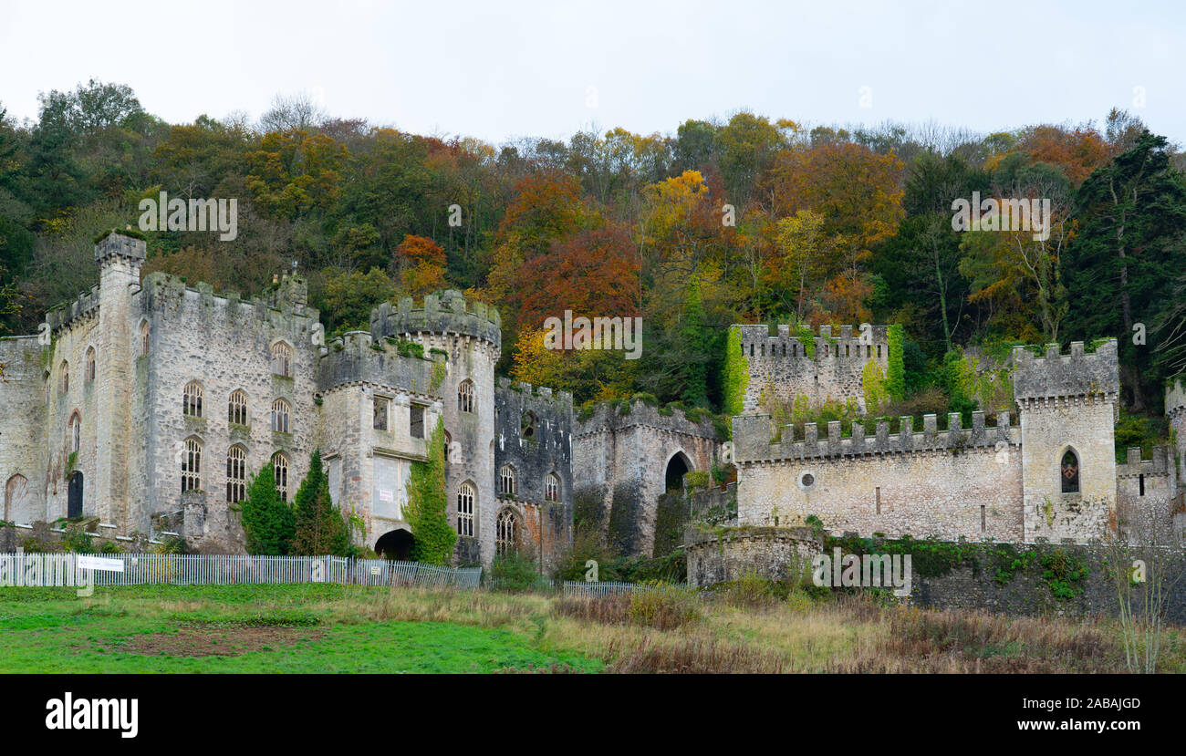Das verlassene Gwrych Castle, in der Nähe von, Abergele, in der Grafschaft Conwy. Im November 2019 getroffen. Stockfoto