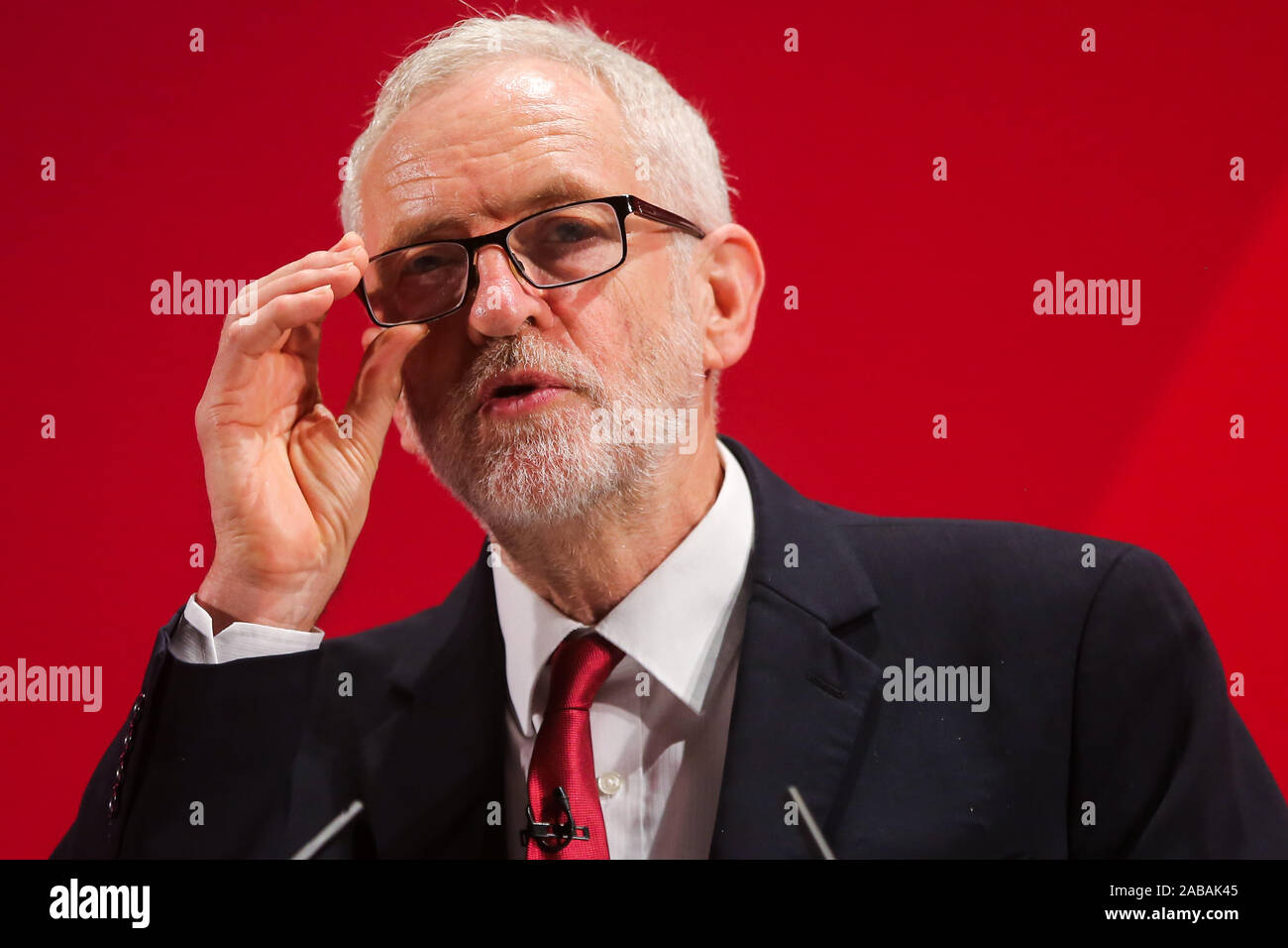 Führer der Labour Party, Jeremy Corbyn Sprechen während der Start der Rennen der Labour Party und Glauben Manifest an der Bernie Grant Arts Center, Tottenham. Die Briten gehen zu den Abstimmungen am 12. Dezember in einer allgemeinen Wahl. Stockfoto