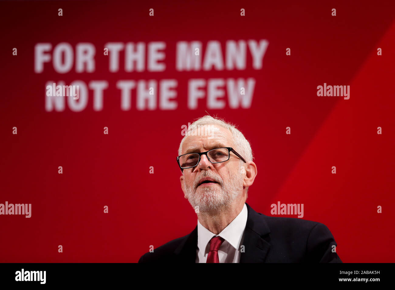 Führer der Labour Party, Jeremy Corbyn Sprechen während der Start der Rennen der Labour Party und Glauben Manifest an der Bernie Grant Arts Center, Tottenham. Die Briten gehen zu den Abstimmungen am 12. Dezember in einer allgemeinen Wahl. Stockfoto