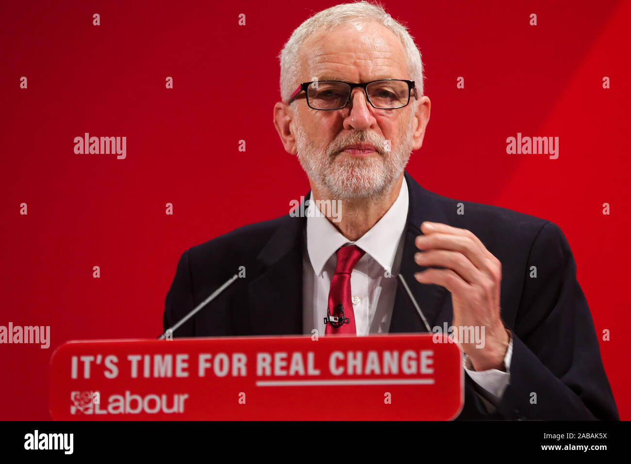 Führer der Labour Party, Jeremy Corbyn Sprechen während der Start der Rennen der Labour Party und Glauben Manifest an der Bernie Grant Arts Center, Tottenham. Die Briten gehen zu den Abstimmungen am 12. Dezember in einer allgemeinen Wahl. Stockfoto