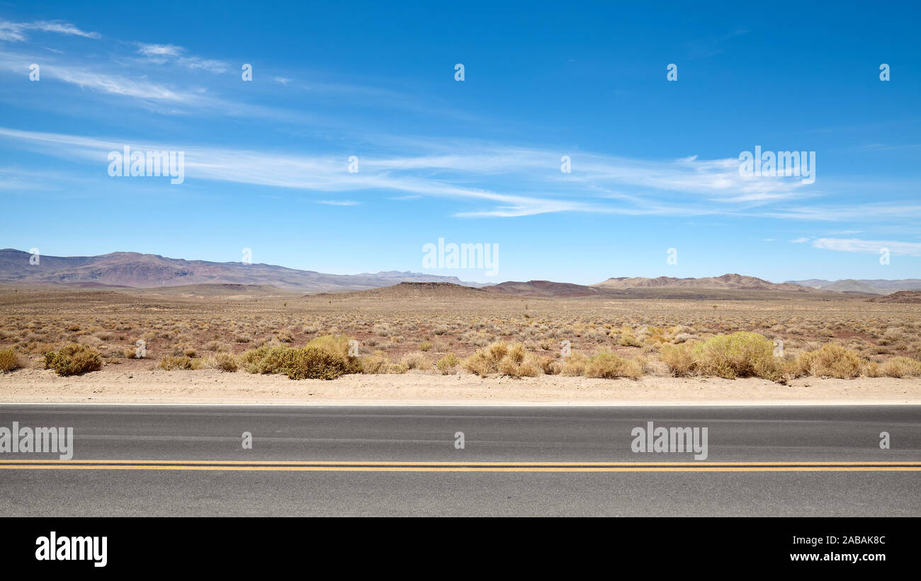 Wüste Straße Landschaft im Death Valley, USA. Stockfoto