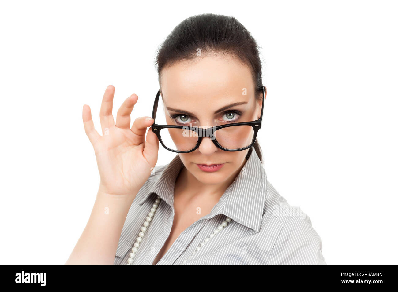 Eine huebsche Geschaeftsfrau mit Brille vor weissem Hintergrund Stockfoto