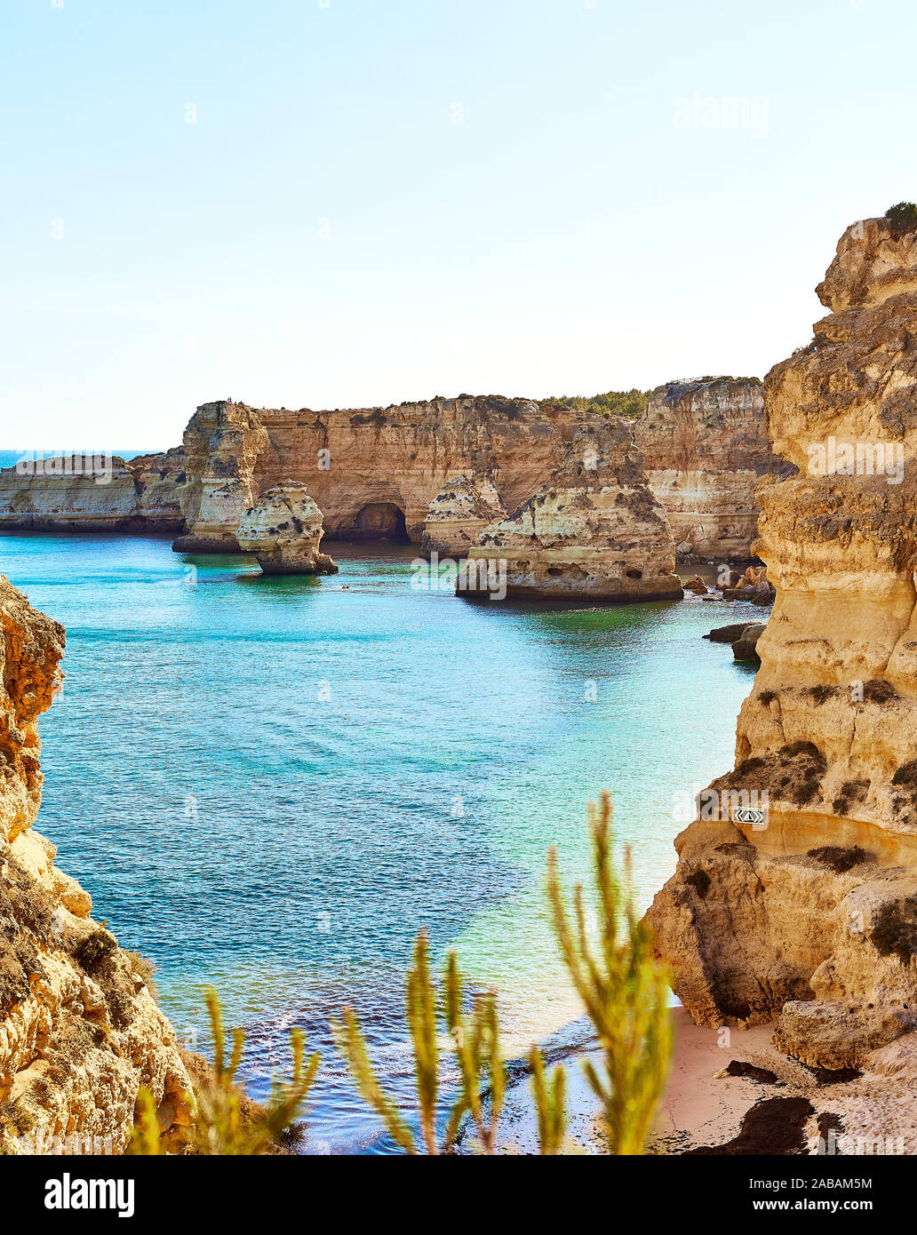 Marine Strand (Praia da Marinha) - einer der berühmtesten Strände von Portugal, an der Atlantikküste in der Gemeinde Lagoa, Algarve. Stockfoto