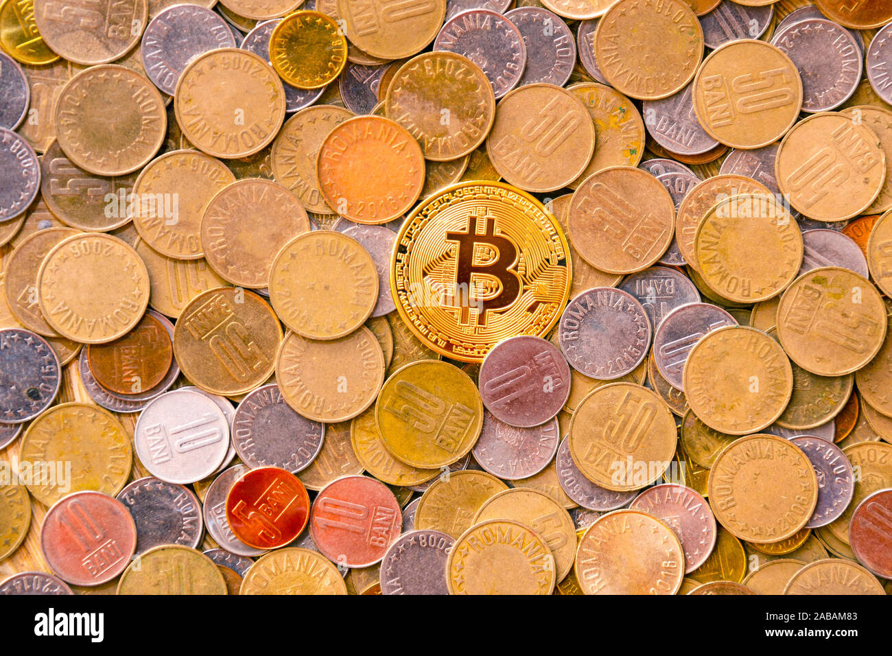 Bitcoin Währung unter den Rumänischen Geld Stockfoto