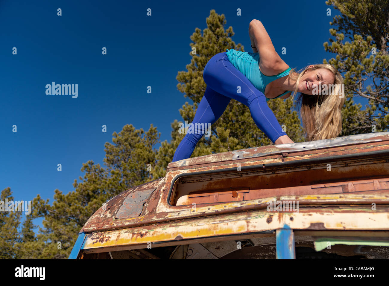 Eine Frau, Die Yoga Im Freien In Nederland, Colorado, macht Stockfoto
