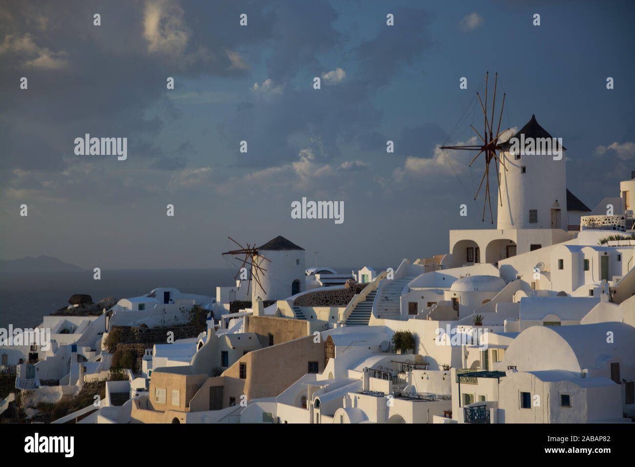 Oia auf der Insel Thira, oder Thera, ist eine kleine Stadt mit dem giechischen Archipel Santorin auf den Kykladen. Stockfoto