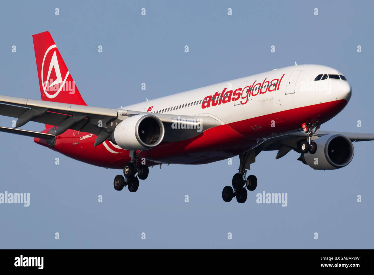 Istanbul/Türkei - 28. März 2019: Atlasglobal Airbus A330-200 TC-AGL Passagierflugzeug der Landung am Flughafen Istanbul Atatürk Stockfoto