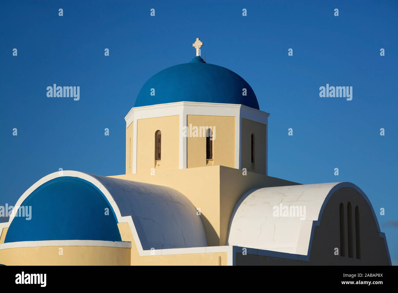 Oia auf der Insel Thira, oder Thera, ist eine kleine Stadt mit dem giechischen Archipel Santorin auf den Kykladen. Stockfoto