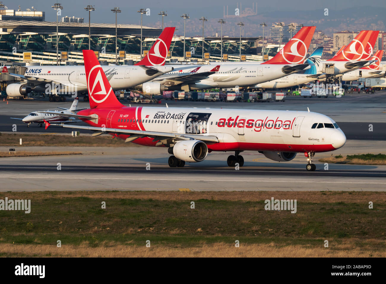 Istanbul/Türkei - vom 27. März 2019: AtlasGlobal spezielle Aufkleber Airbus A321 TC-ATF Passagierflugzeug Abflug am Flughafen Istanbul Atatürk Stockfoto