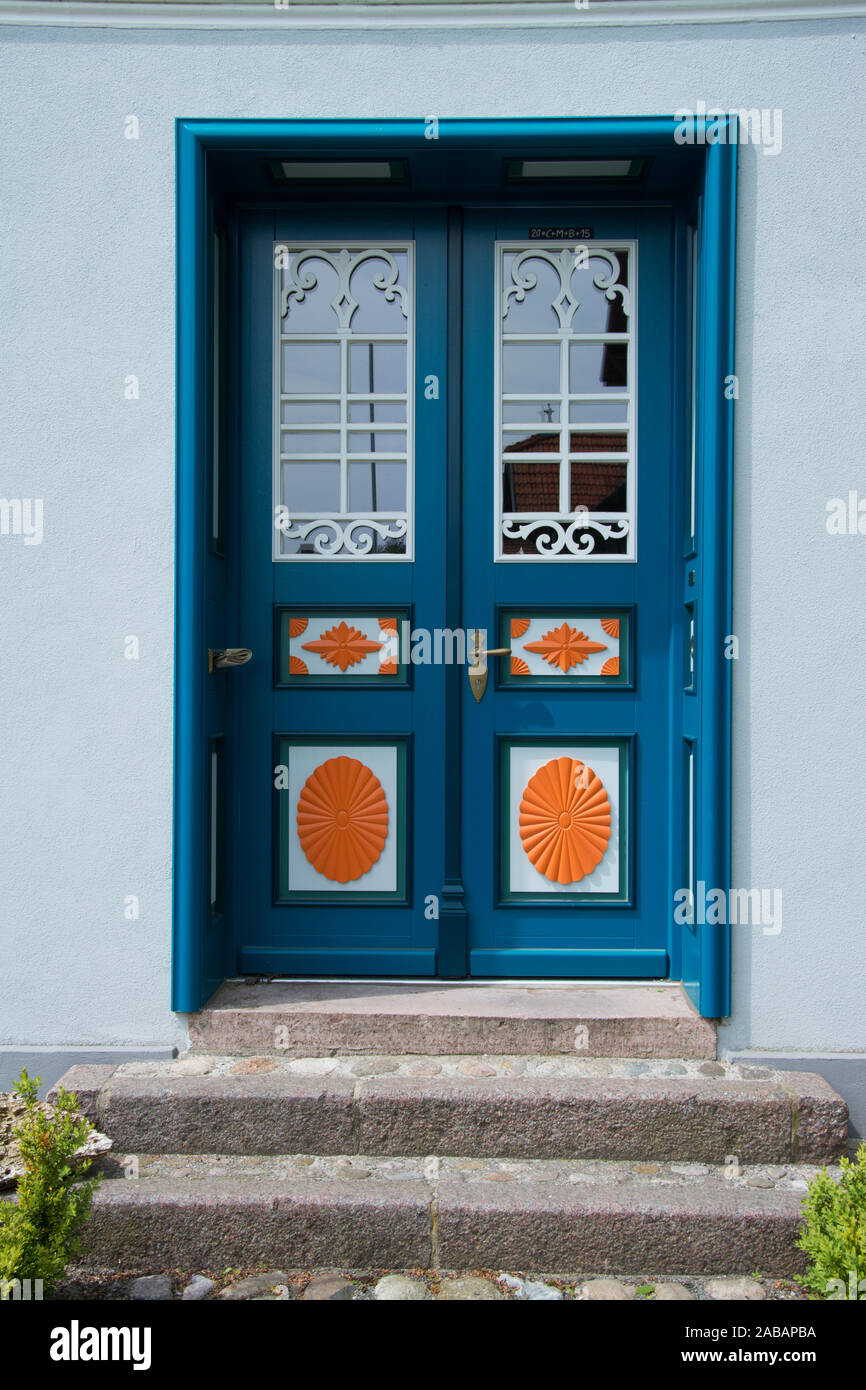 Typische Haustür aus Holz in Wustrow auf dem Darß, Deutschland. Stockfoto