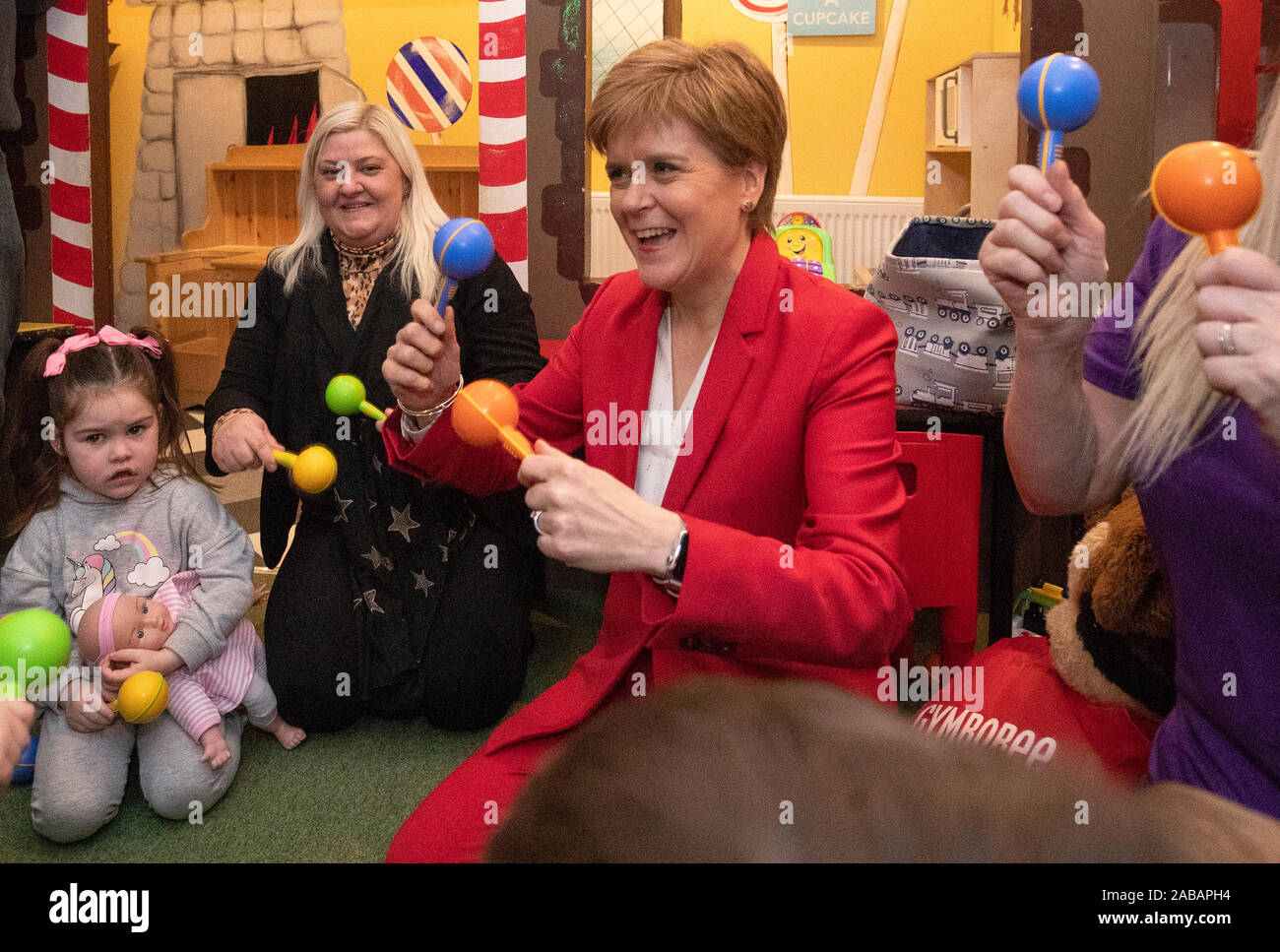 SNP-Chef Nicola Sturgeon spielt mit den Kindern bei einem Besuch des Jelly Tots & Cookies spielen Cafe in Larkhall, South Lanarkshire. Stockfoto