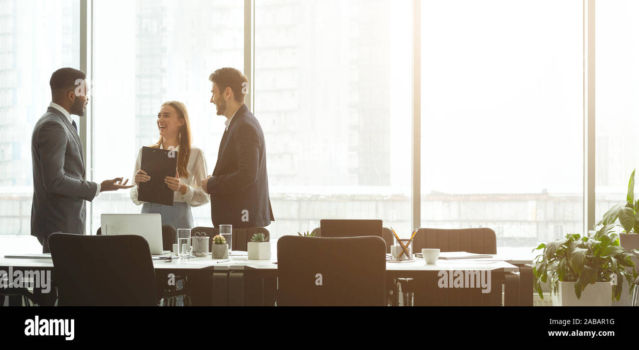 Erfolgreiche Geschäftsleute sprechen gemeinsam Vor office Windows Stockfoto