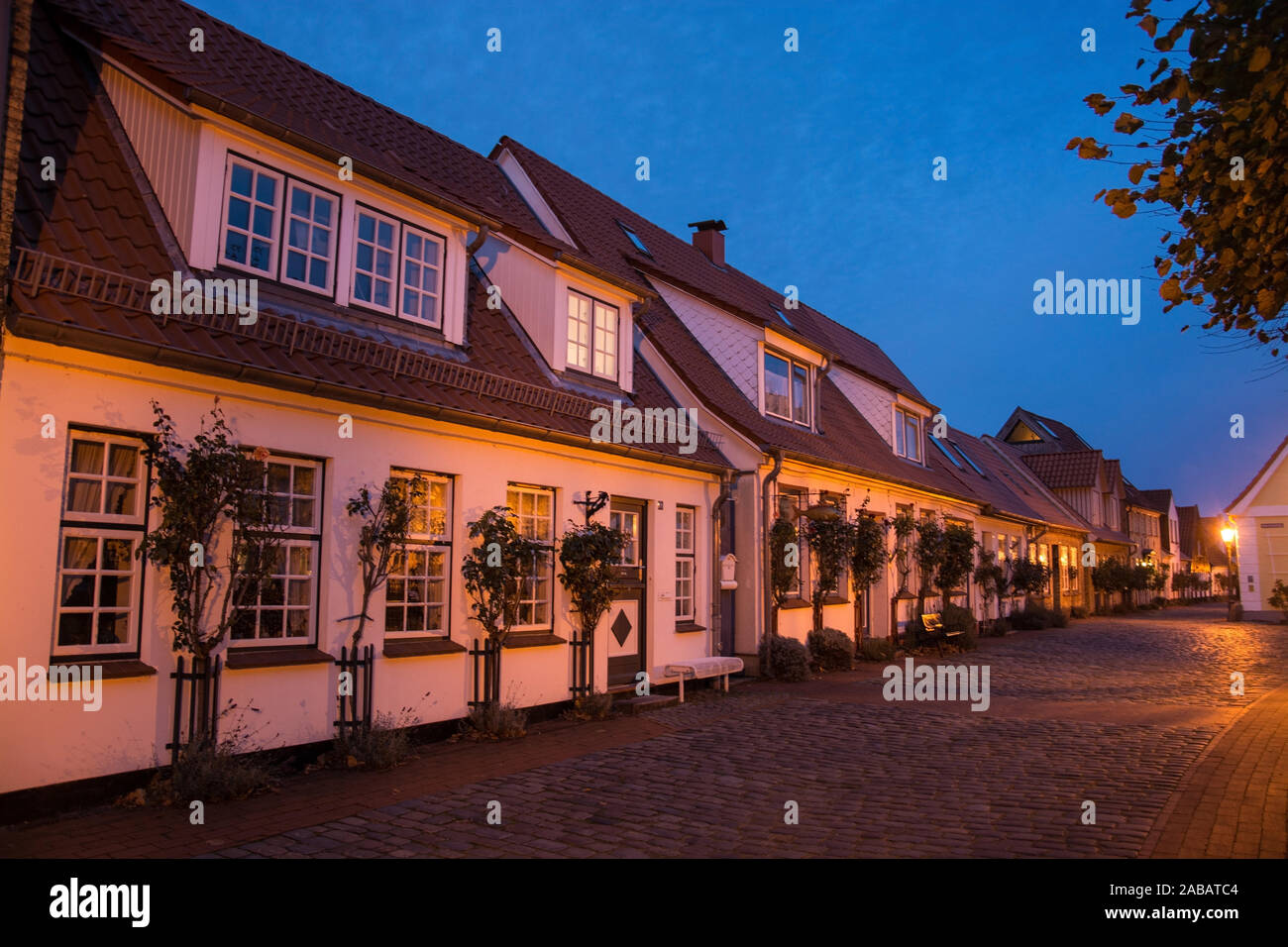 Der Holm ist ein Fischerviertel in Schleswig, ruhiger Lage an der Schlei Stockfoto