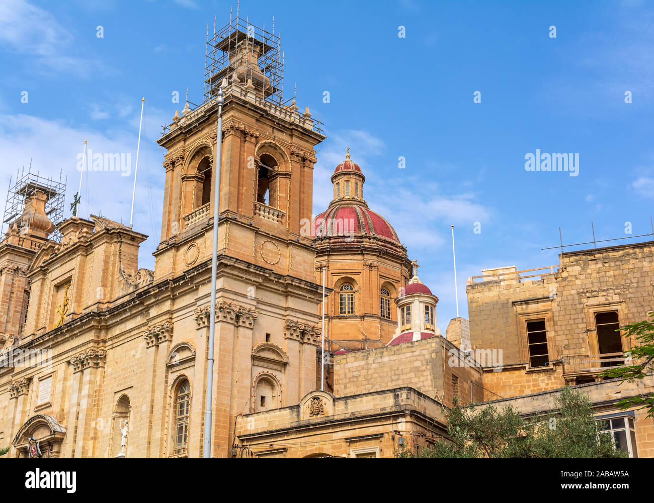 Glockenturm und eine Kuppel der Stiftskirche Saint Lawrence in Portomaso, Malta. Stockfoto