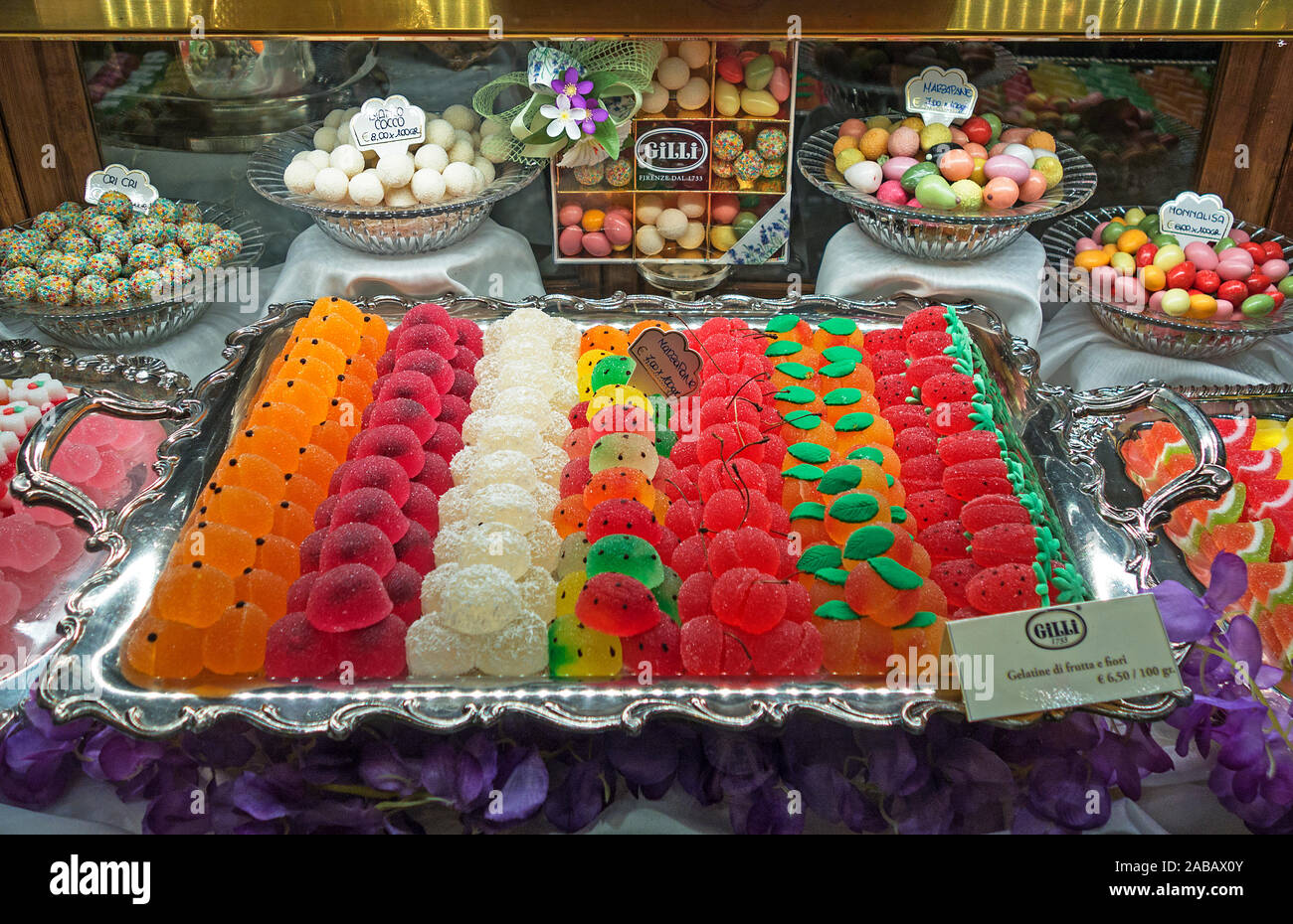 Süßigkeiten und Bonbons Fenster Anzeige im Caffe gilli in Florenz, Toskana, Italien. Stockfoto
