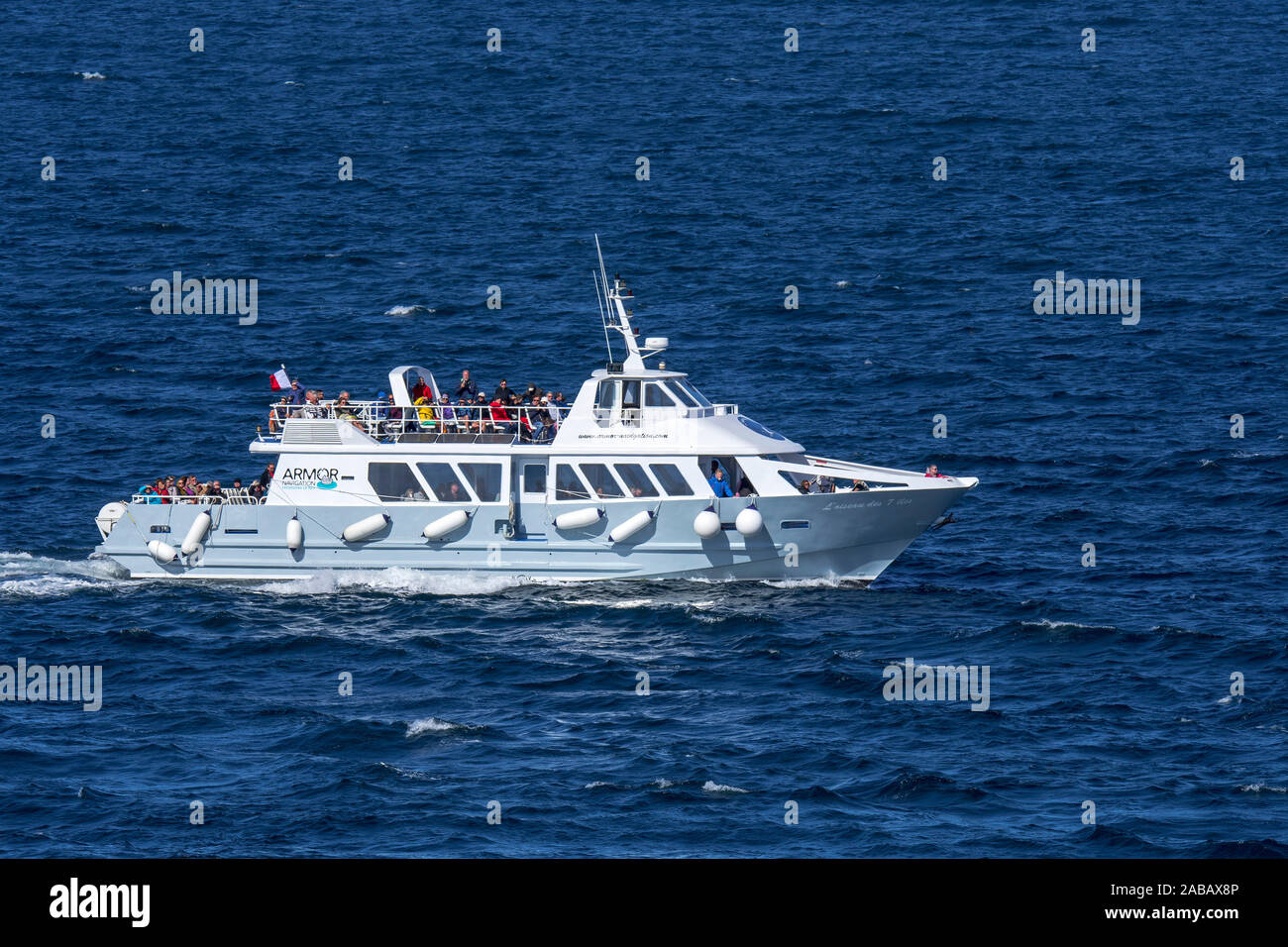 Ausflugsschiff Rüstung Navigation Segeln mit touristischen entlang der Côte de Granit rose/rosa Granit Küste zu den Sept-Iles Inseln, Côtes-d'Armor, Frankreich Stockfoto