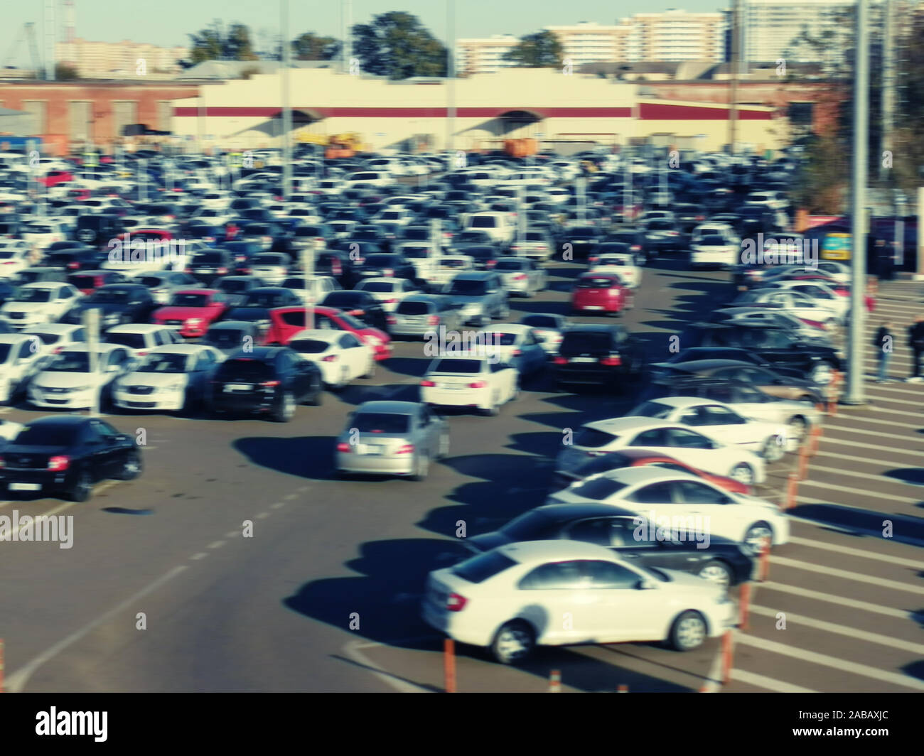 Verschwommener Hintergrund abstrakt und kann Illustration zu Artikel von Parkhaus, Stadt Parkplatz Foto. Viele Autos sind zufällig geparkt, Foto Draufsicht Stockfoto