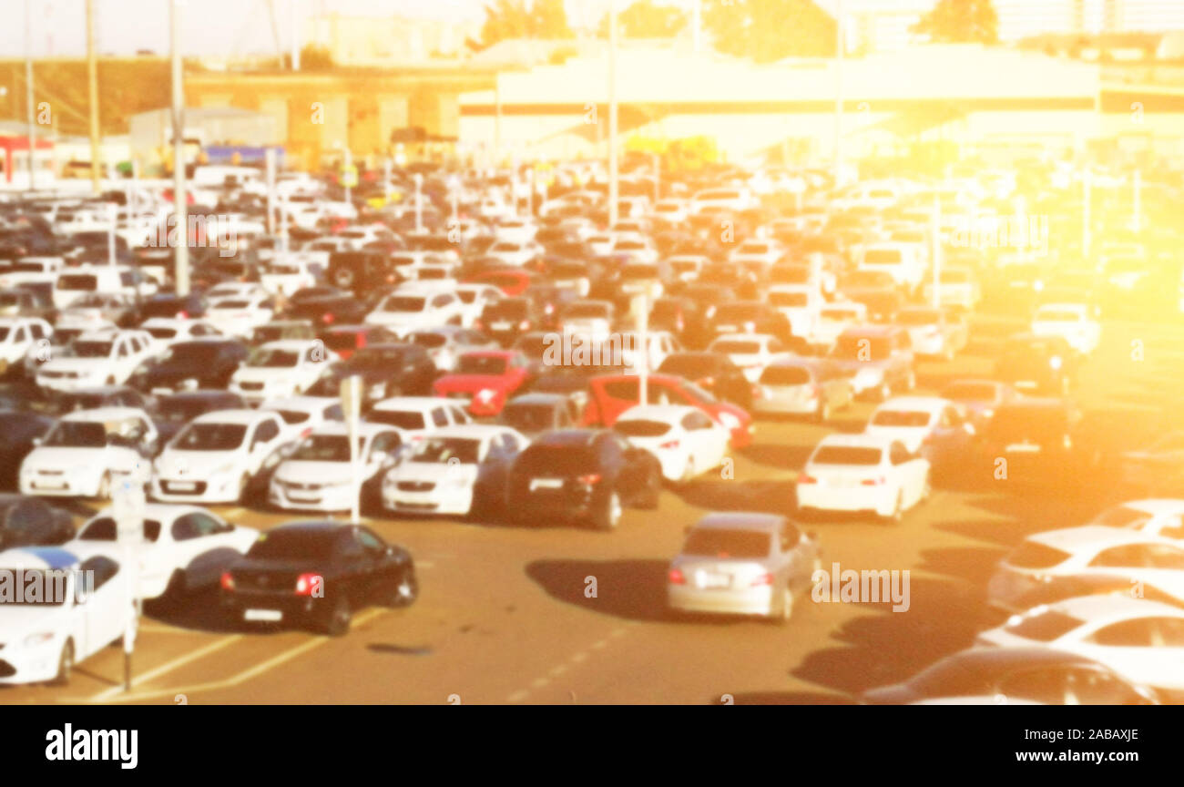 Verschwommener Hintergrund abstrakt und kann Illustration zu Artikel von Parkhaus, Stadt Parkplatz Foto. Viele Autos sind zufällig geparkt, Foto Draufsicht Stockfoto