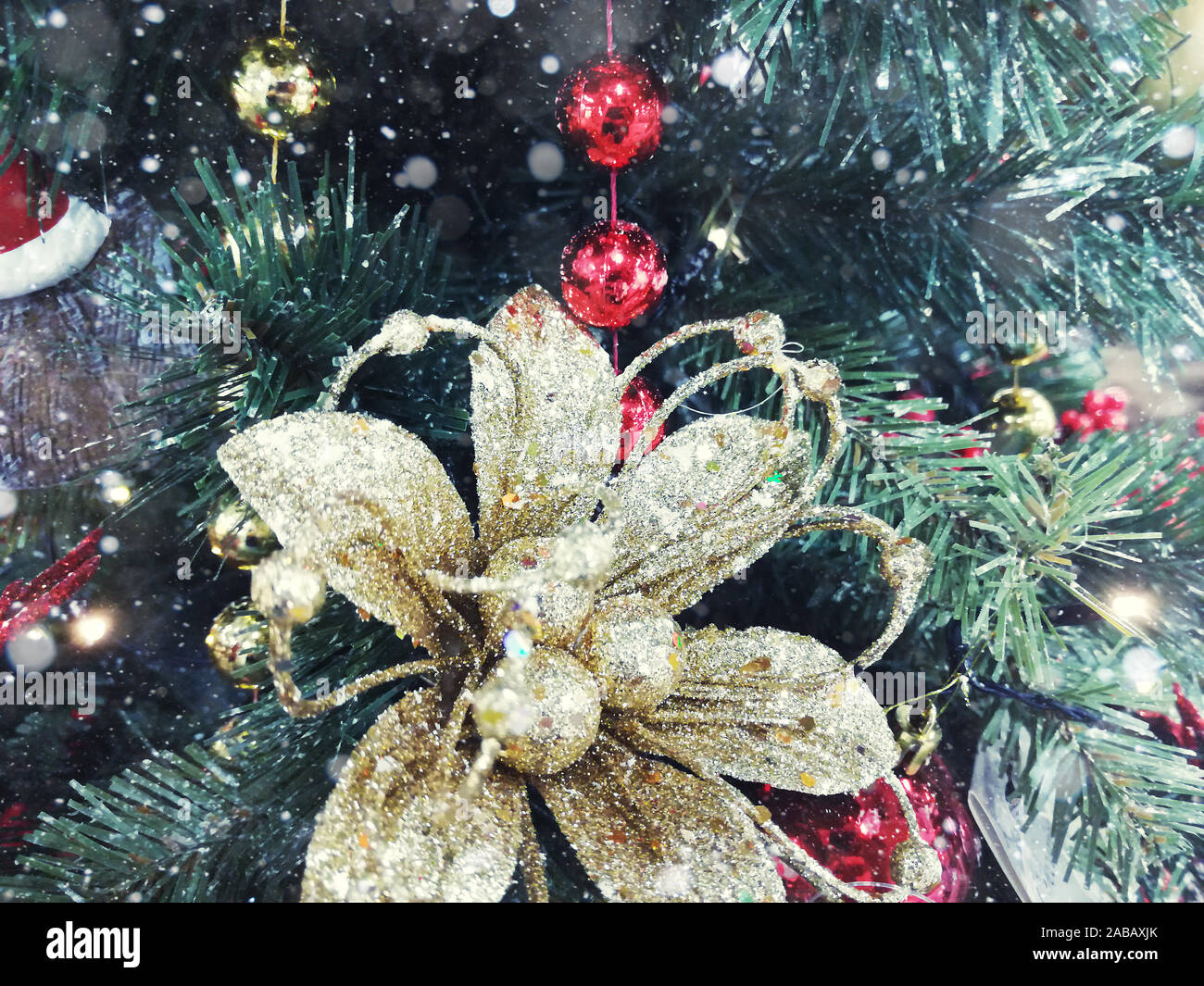 Unscharfer Hintergrund. Weihnachtskugeln auf dem Weihnachtsbaum, Geschenke, farbenfroher Hintergrund für Karten, viele Objekte. Weihnachten Hintergrund mit Bokeh Licht Stockfoto