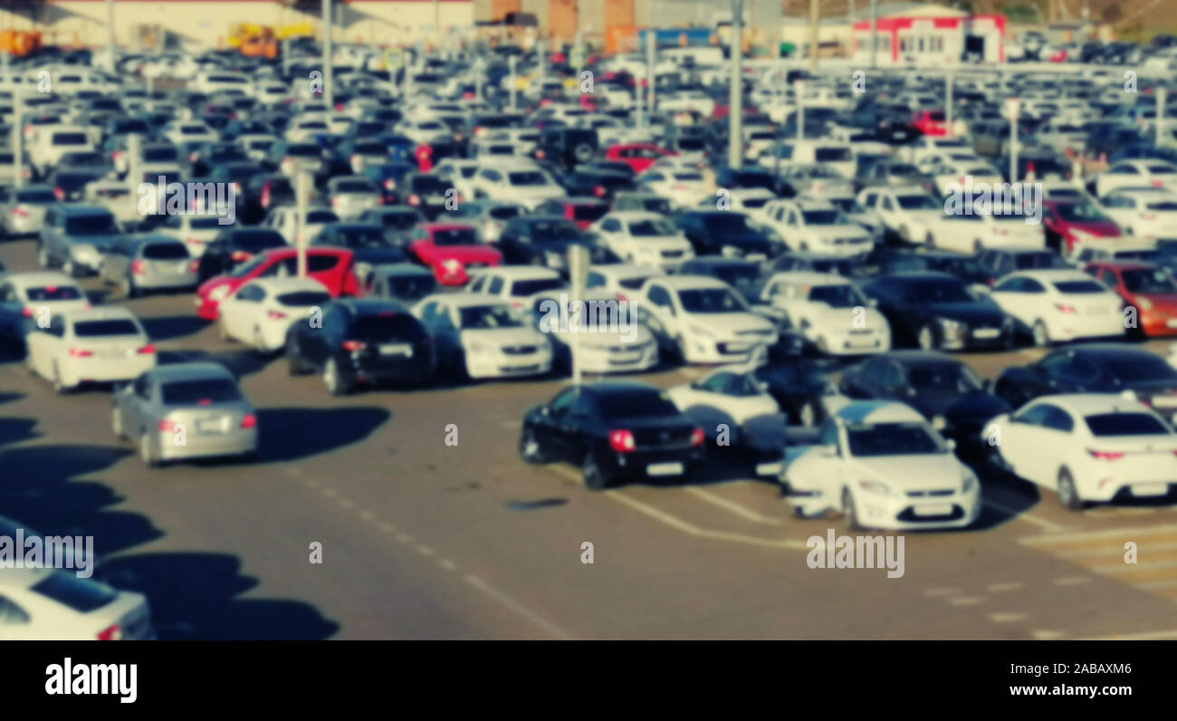 Verschwommener Hintergrund abstrakt und kann Illustration zu Artikel von Parkhaus, Stadt Parkplatz Foto. Viele Autos sind zufällig geparkt, Foto Draufsicht Stockfoto