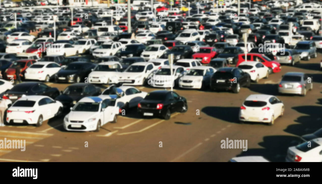 Verschwommener Hintergrund abstrakt und kann Illustration zu Artikel von Parkhaus, Stadt Parkplatz Foto. Viele Autos sind zufällig geparkt, Foto Draufsicht Stockfoto