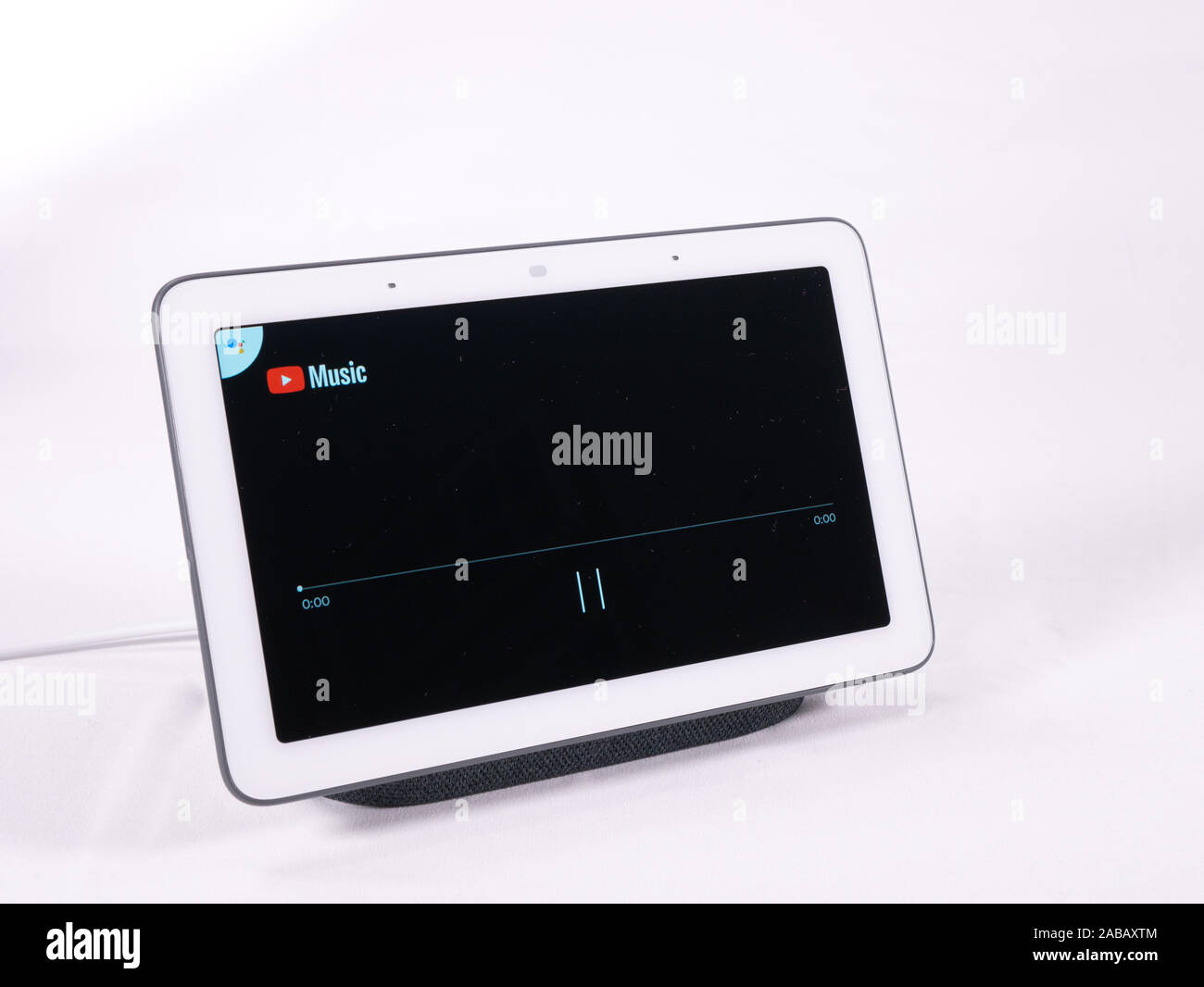 Nov 2019, UK-Google Nest Hub assistant Lautsprecher zeigt youtube musik Stockfoto
