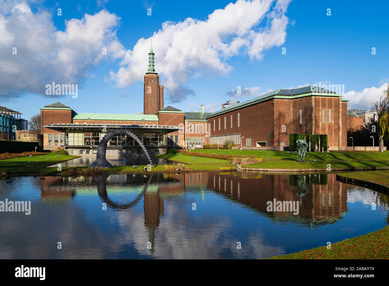 Blick auf den Garten und den See im Museum Boijmans van Beuningen in Rotterdam, die Niederlande Stockfoto