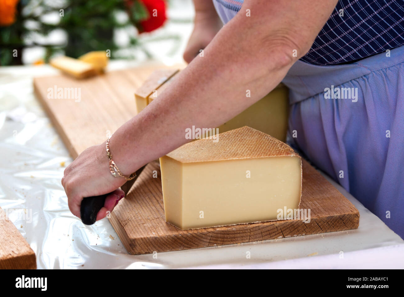 Frau saling Schweizer Greyerzer Käse auf dem Markt von Charmey, Fribourg, Schweiz Stockfoto