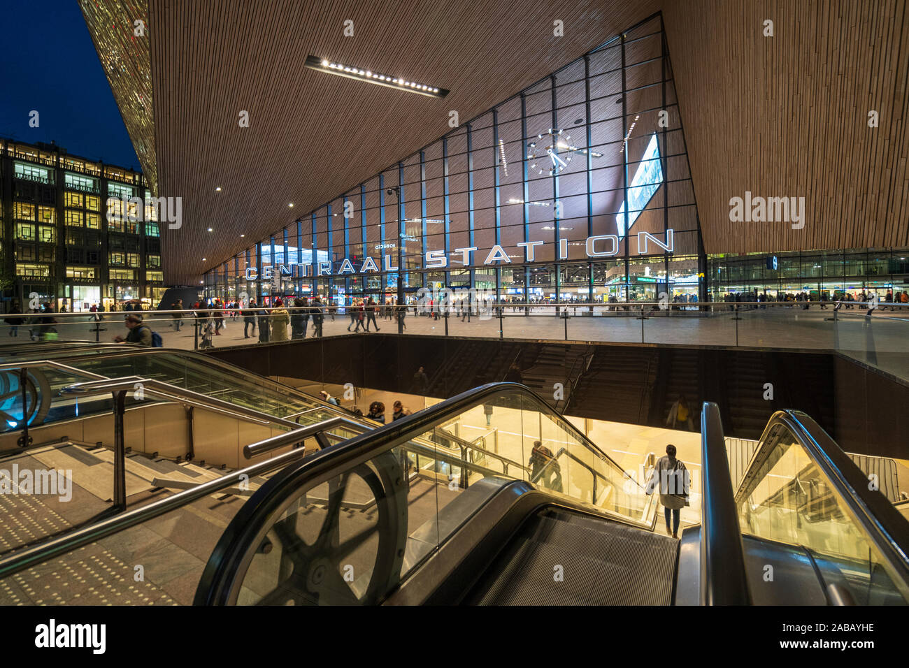 Äußere der neue Hauptbahnhof in der Nacht in Rotterdam, Niederlande Stockfoto